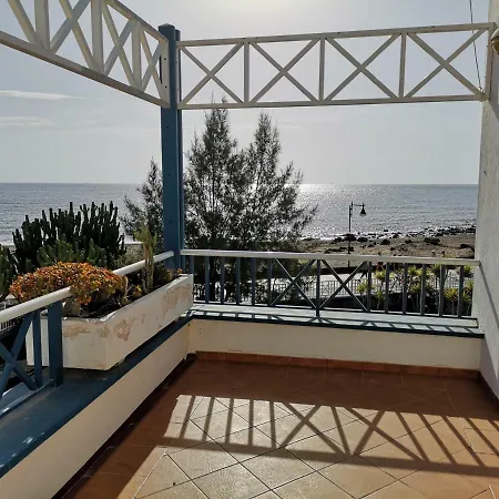 Deluxe Puerto Del Carmen Beachfront Apartment *